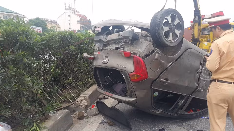 Hien truong container tong o to lat ngua, 5 nguoi thoat chet-Hinh-3