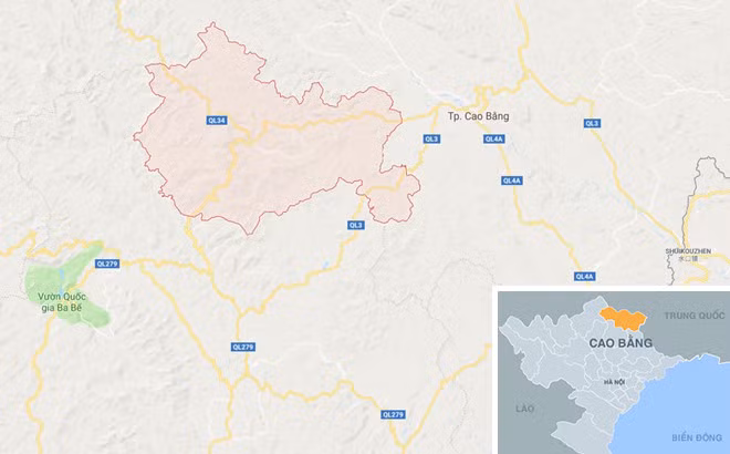 Xe dau keo mac ket ngang duong, dan chui qua gam de di chuyen-Hinh-2