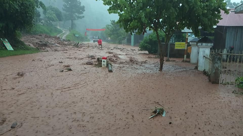 Mua lu o Dien Bien: Quoc lo bi chia cat, so tan hang tram nguoi dan