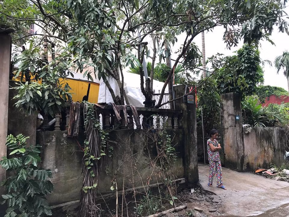 Có thể kẻ lạ mặt đã trèo qua tường đột nhập căn nhà.