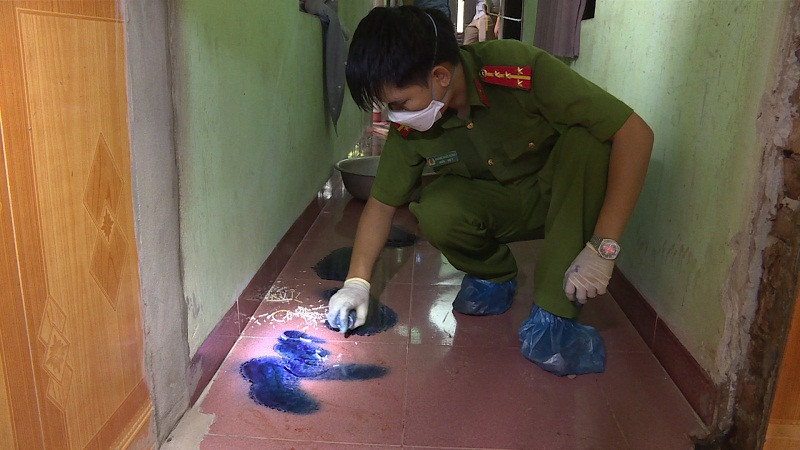 Cán bộ điều tra kiểm tra hiện trường vụ kẻ lạ sát hại hai vợ chồng ở Hưng Yên. Ảnh: Công an tỉnh Hưng Yên.