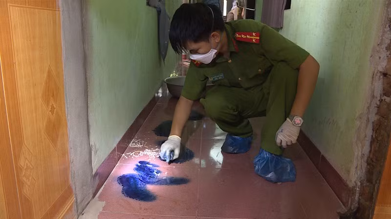 Cán bộ điều tra kiểm tra hiện trường vụ kẻ lạ sát hại hai vợ chồng ở Hưng Yên. Ảnh: Công an tỉnh Hưng Yên.