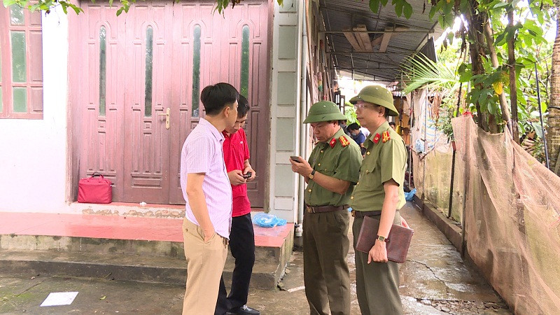Ngay sau khi xảy ra vụ việc trên, Đại tá Đỗ Đình Hào - Giám đốc Công an tỉnh Hưng Yên đã trực tiếp chỉ đạo phòng Cảnh sát Hình sự, phòng Kỹ thuật hình sự Công an tỉnh và Công an thành phố Hưng Yên phối hợp với Viện khoa học hình sự - Bộ Công an, Viện kiểm sát nhân dân tỉnh tổ chức khám nghiệm hiện trường, khám nghiệm tử thi. Ảnh: Công an tỉnh Hưng Yên.