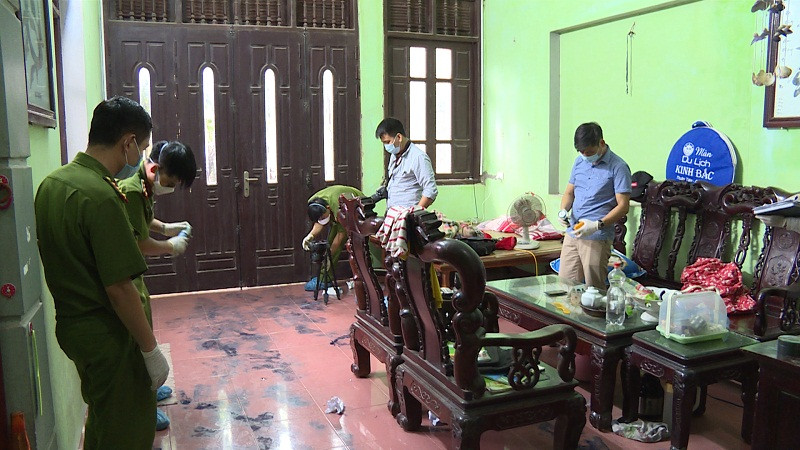 Lực lượng công an đang khám nghiệm hiện trường ở phòng khách căn nhà. Ảnh: Công an tỉnh Hưng Yên.