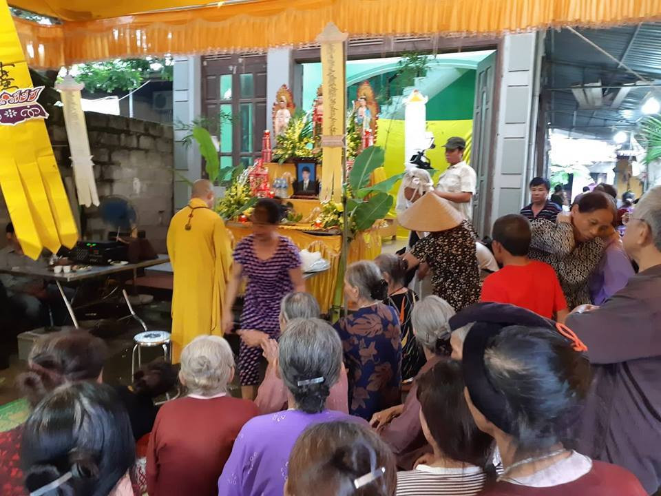 Chiều 17/8, hàng trăm người dân phường Hồng Châu, thành phố Hưng Yên, tỉnh Hưng Yên bất chấp ngoài trời mưa lớn đến dự lễ tang vợ chồng anh Đặng Văn Trường (41 tuổi) và chị Nguyễn Thị Hoa (40 tuổi).