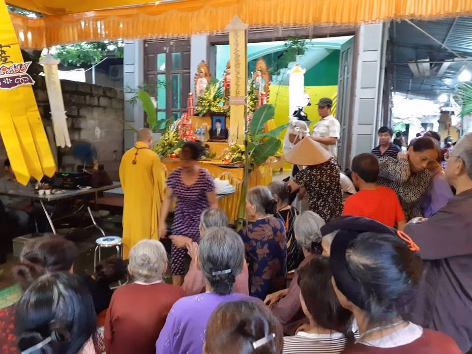 Chiều 17/8, hàng trăm người dân phường Hồng Châu, thành phố Hưng Yên, tỉnh Hưng Yên bất chấp ngoài trời mưa lớn đến dự lễ tang vợ chồng anh Đặng Văn Trường (41 tuổi) và chị Nguyễn Thị Hoa (40 tuổi).