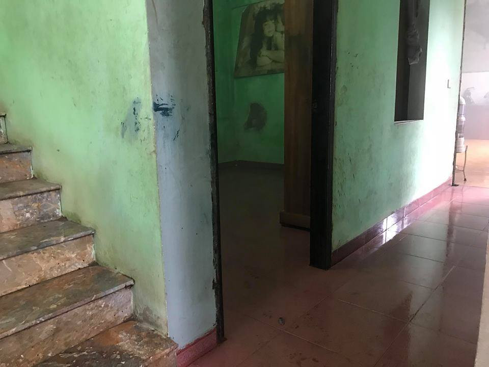 Tại hiện trường vụ kẻ lạ sát hại hai vợ chồng ở Hưng Yên, anh Trường chết trong phòng ngủ ở tầng 1 với nhiều vết thương trên người; chị Hoa bị thương nặng được gia đình đưa đi cấp cứu tại Bệnh viện đa khoa tỉnh Hưng Yên, sau đó chuyển Bệnh viện Việt Đức điều trị, đến khoảng 8 giờ ngày 17/8 chị Hoa tử vong. Ảnh: Căn phòng nơi hai vợ chồng bị sát hại.