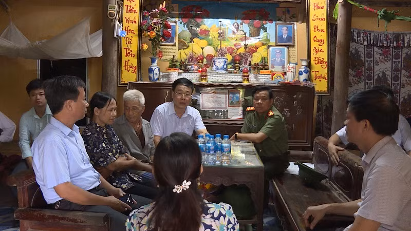 Đại tá Đỗ Đình Hào - Giám đốc Công an tỉnh trực tiếp xuống hiện trường để chỉ đạo điều tra vụ án. Ảnh: Công an tỉnh Hưng Yên.