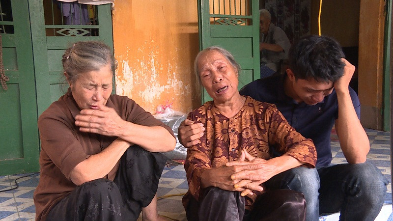 Mẹ và con trai của hai nạn nhân. Ảnh: Công an tỉnh Hưng Yên.