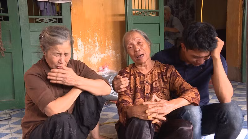 Mẹ và con trai của hai nạn nhân. Ảnh: Công an tỉnh Hưng Yên.