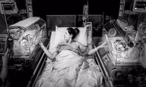 Tuy vẫn chưa hồi phục sau cơn vượt cạn, nhưng người mẹ này vẫn cảm thấy tràn đầy hạnh phúc, và năng lượng để truyền sức sống và bảo vệ hai con yêu của mình.