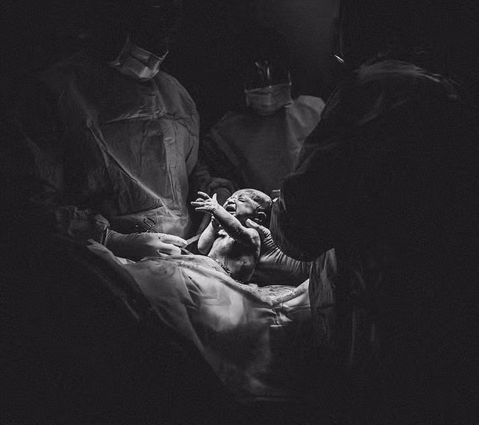 Khoảnh khắc con cất tiếng khóc chào đời cũng là lúc con mang niềm hạnh phúc đến bên mẹ.