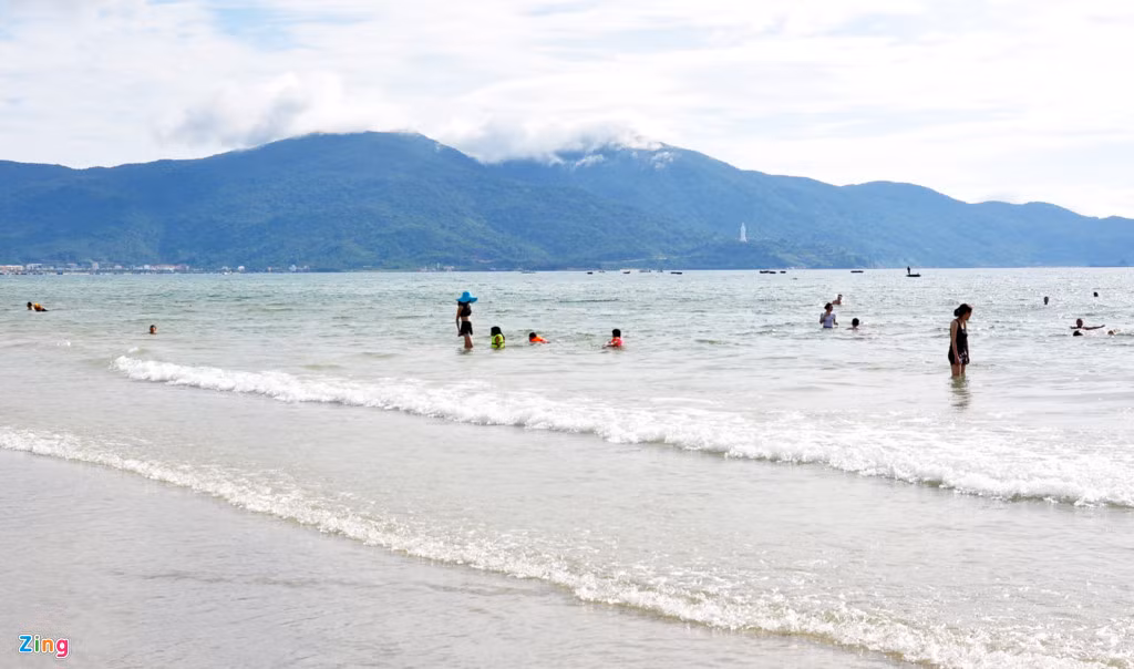 Bán đảo Sơn Trà thoắt ẩn, thoắt hiện giữa mây trời - góc nhìn từ phía bãi biển Mỹ Khê.