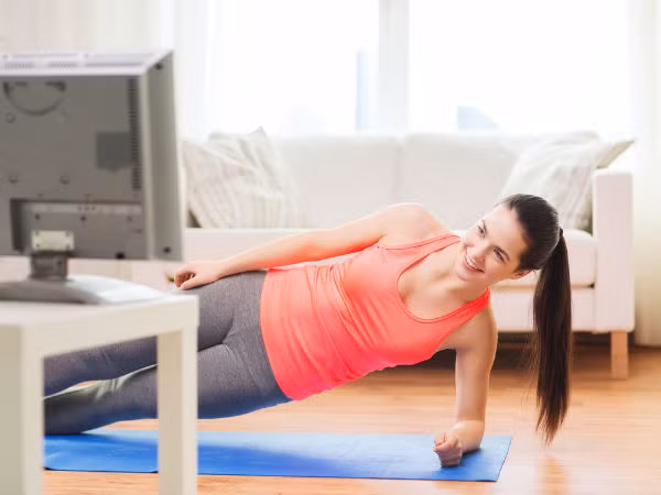 Ngày 20 đến 25: Khi bạn đã quen, thoải mái với tập luyện thì có thể thực hiện động tác Plank một bên ngay cả khi đang xem ti vi. Nhưng cần đảm bảo là bạn kéo dài thời gian tập lên 2 phút một cách từ từ.