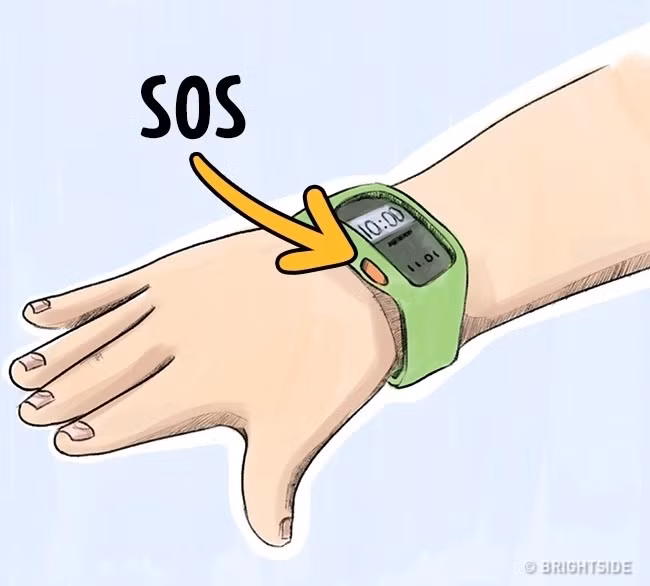 Thứ năm: Đeo thiết bị có nút khẩn cấp: Các thiết bị có nút bấm khẩn cấp như BuddyTag, Major-GSM Panic có thể dưới dạng đồng hồ đeo tay, chìa khóa, vòng tay hay vòng cổ... Với chức năng của một ứng dụng di động đặc biệt, cha mẹ có thể liên tục theo dõi vị trí của con mình. Khi trẻ bấm nút này, cha mẹ hoặc cảnh sát có thể nhận được tín hiệu.