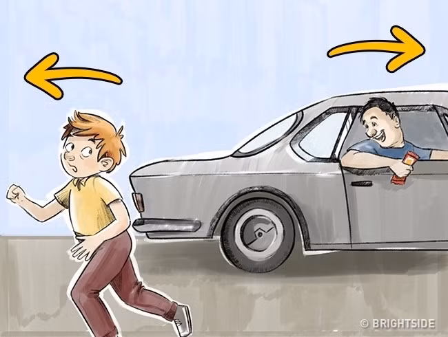Thứ hai: Chạy khỏi xe đang đến gần theo hướng ngược lại: Chúng ta dạy con không lại gần xe người lạ, điều đó quan trọng. Nhưng bạn cần dạy bé thêm một quy tắc nữa: Nếu một chiếc xe tiến lại gần, mà người trong xe đang cố gắng thu hút sự chú ý của bé, hãy nhanh chóng chạy theo hướng ngược lại với hướng xe đi. Điều này sẽ giúp trẻ có thời gian gọi người giúp đỡ.
