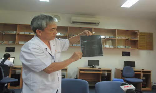 Chuyen vien xuyen bien gioi, be Campuchia duoc bac si Viet cuu song