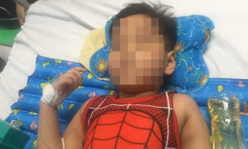 Cuu thanh cong chan trai be trai bi o to can dap nat dui