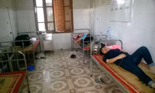 Gan 40 cong nhan Cong ty LG Display di cap cuu nghi ngo doc-Hinh-2