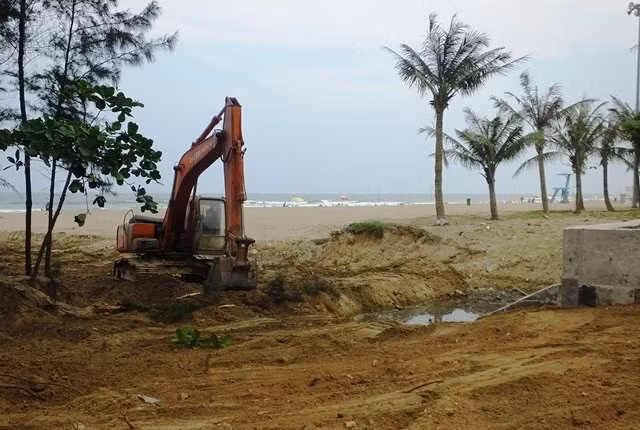 Theo ông Tuấn, sau khi đọc được thông tin phản ánh trên báo, UBND TP Sầm Sơn đã chỉ đạo Phòng Quản lý đô thị và công ty Môi trường Sầm Sơn (đơn vị được giao quản lý vệ sinh bãi biển) kiểm tra và xử lý nguồn nước đen chảy ra bãi biển.