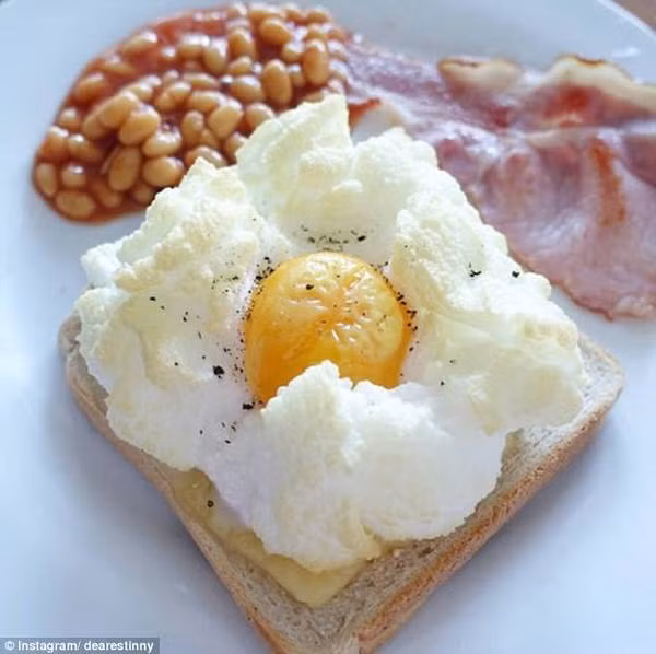  Trứng chiên là món ăn sáng hoàn hảo cho tất cả mọi người bởi vừa nhanh gọn vừa giàu protein cho một ngày làm việc tràn đầy năng lượng.