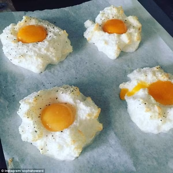 Đây là món trứng ốp lết có vỏ ngoài là lòng trắng chiên giòn bồng bềnh như những đám mây bao quanh lòng đào đỏ tươi.