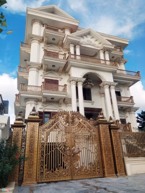 Mỗi biệt thự được thiết kế theo một phong cách khác nhau. Có cả kiến trúc châu Âu cổ điển với mái vòm tam giác, lục giác… Ảnh: Zing.