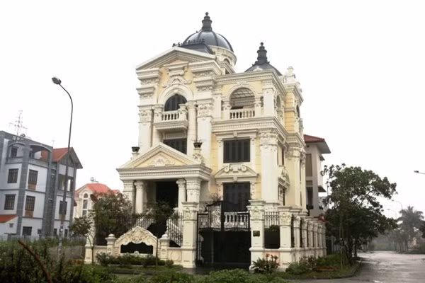 Như 2 mặt tiền, được xây dựng với lối kiến trúc cổ điển Pháp, kết hợp với các đường nét và hệ thống chi tiết cầu kỳ được cho là của một đại gia tên Truyền nằm ngay trung tâm TP. Hải Phòng. Ảnh: Một thế giới.