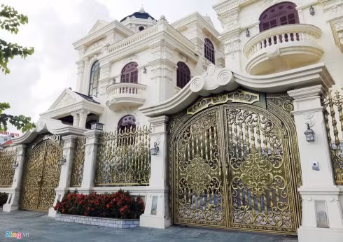 Có những ngôi biệt thự thiết kế đôi với cổng, hàng rào làm bằng đồng, mang ý nghĩa sức mạnh và uy quyền. Ảnh: Zing.