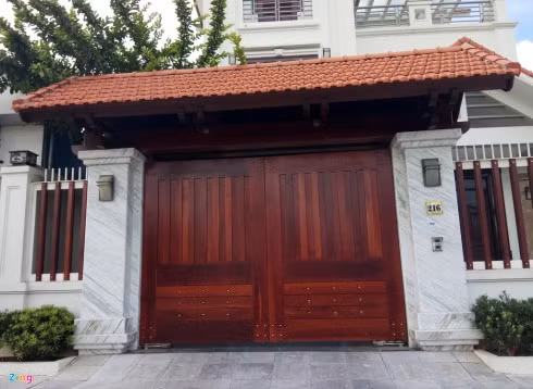 Có những ngôi trông như một biệt phủ, tách biệt hẳn so với thế giới bên ngoài. Ảnh: Zing.