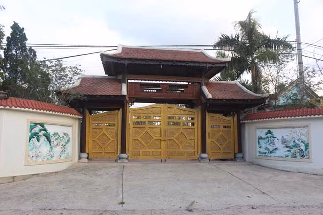 Cổng vào biệt phủ của Chi cục trưởng Chi cục Kiểm lâm Quảng Trị gồm cửa chính rộng ở giữa và 2 cửa phụ 2 bên, phía trên mái lợp ngói vảy cá. Tường rào mặt tiền chạy dọc bên tuyến đường Tỉnh lộ 583.