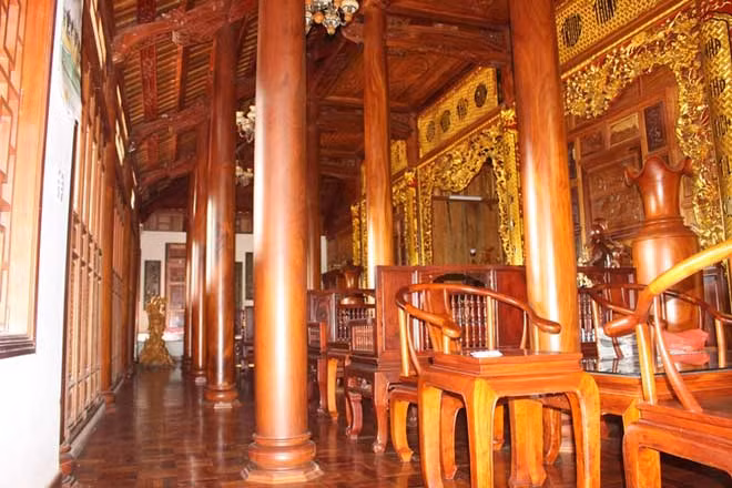 Bên cạnh đó, 32 cột gỗ gõ (hơn 12 m3) mua từ một người Việt Nam kinh doanh gỗ tại Lào, với giá 320 triệu đồng.