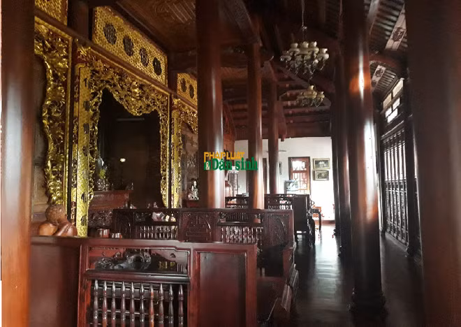 Căn nhà được khởi công từ tháng 4/2015 và hoàn thành sau hơn một năm xây dựng. Kết cấu gồm ba gian hai chái, rộng hơn 100 m2, trị giá khoảng 2 tỷ đồng, gồm 900 triệu tiền gỗ, số còn lại là tiền công và vật tư khác. Nhà được xây trên thửa đất 2.000 m2 tại xã Hải Ba, được ông mua với giá 300 triệu đồng từ nhiều năm trước.