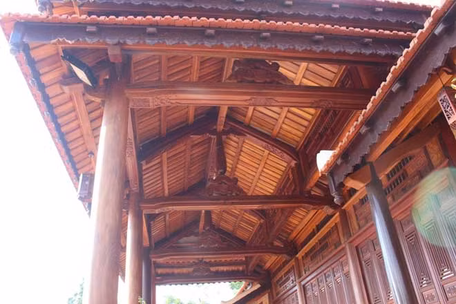 Ông nói phần lớn gỗ có giấy tờ, được mua từ nhiều doanh nghiệp kinh doanh gỗ, đấu giá, và một số ít mua lẻ nên không lấy giấy tờ.