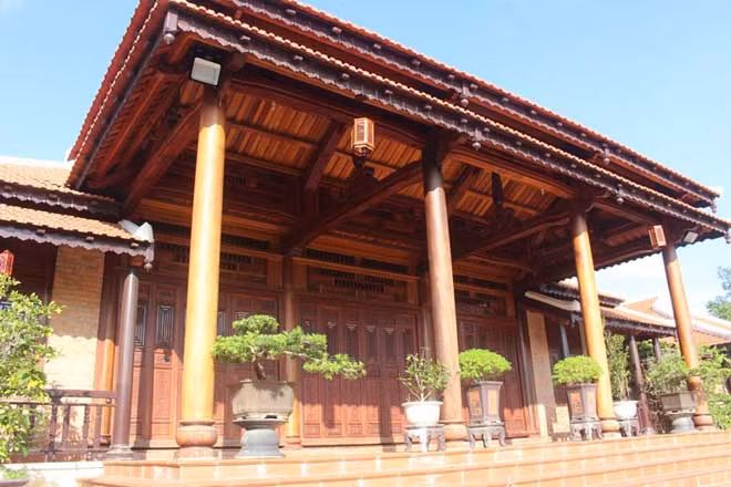 Chia sẻ trên báo chí, ông Trung cho biết, ông là con trưởng trong gia đình bốn anh em, là trưởng họ Khổng, nên ông dựng căn nhà gỗ vừa làm nơi thờ tự của gia đình, vừa là nơi vợ chồng ở khi về hưu.