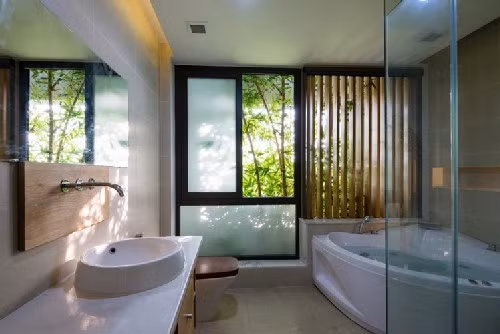 Phòng tắm hiện đại gần gũi với thiên nhiên. Ảnh: Freshome.