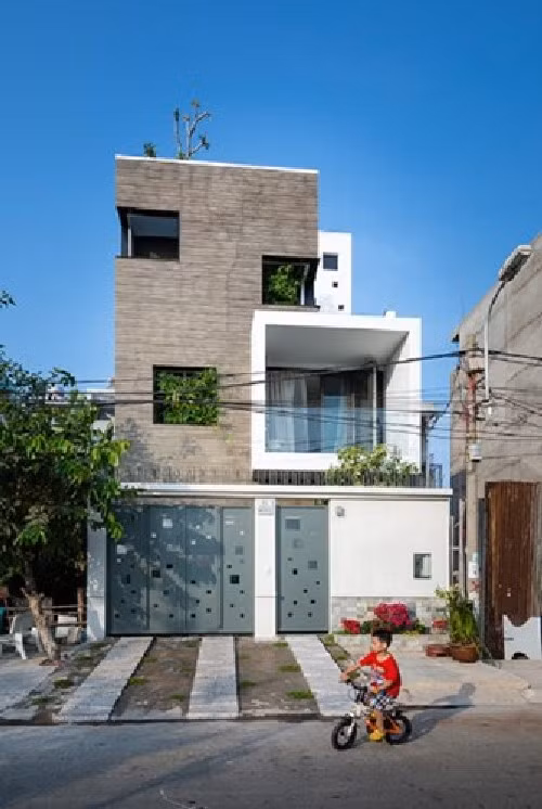 2. Nhà thông tầng độc đáo ở TP. Hồ Chí Minh Nhà thông tầng ở TP.HCM có diện tích 7mx16m nằm trong khu dân cư mới còn thưa vắng người thuộc huyện Bình Chánh, TP.HCM. Ảnh: Freshome.