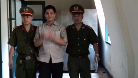 Tuy nhiên vụ việc chưa được giải quyết thì đầu năm 2012 công an Hà Nội đã bất ngờ bắt ông Bùi Đức Minh để điều tra về hành vi vu khống do dùng hàng trăm sim “rác” để nhắn tin vu khống, bôi nhọ một số lãnh đạo ban, ngành tại Hà Nội. Ảnh: Vietnamnet.