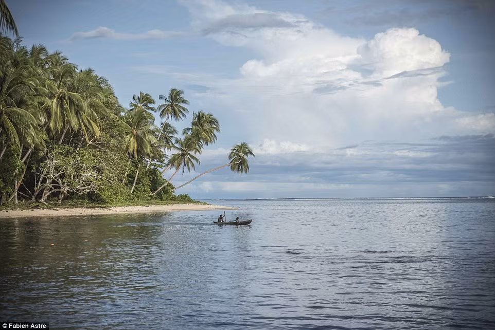  Cuộc sống trên quần đảo Solomon dường như vẫn y nguyên như hàng nghìn năm trước kể từ thời tổ tiên của họ. Họ dùng ánh trăng để tính lịch ngày tháng và sử dụng thuyền độc mộc làm từ những thân cây rỗng để di chuyển.