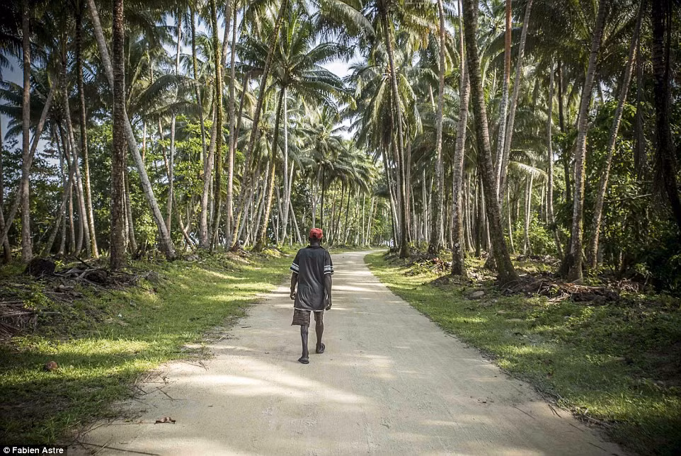 Con đường nối liền thị trấn Gizo ở phía Nam tới khu Saeraghi ở phía bắc. Nó chạy dọc theo bờ biển và ngang qua nhiều làng mạc nhỏ hơn.