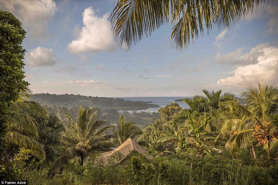 Thị trấn Gizo trên đảo Ghizo là thủ phủ của tỉnh Miền Tây với dân số 6.154 người theo số liệu năm 2005.