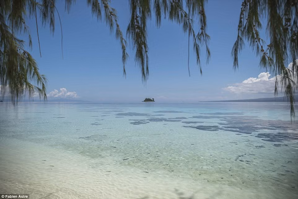 Đảo Olasana với bờ biển cát trắng, rạn san hô.