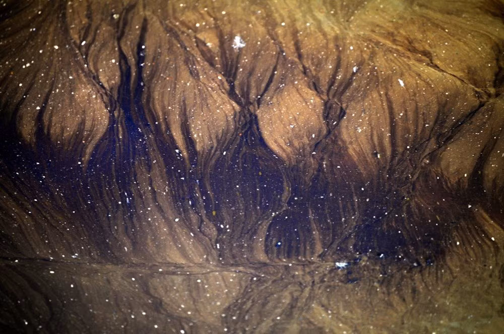 Gần 24.000l dầu ở Exxon Silvertip Pipeline đã tràn ra trộn lẫn với nước sông Yellow Stone ở Montana. (Nguồn: Techinsider)