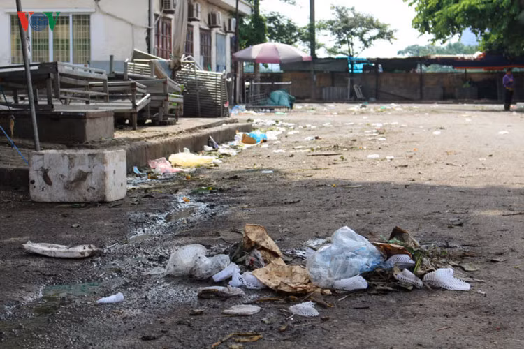 Khu vực chợ đầu mối phía Nam Hà Nội thường họp từ 1-2h sáng đến 12 h trưa hôm sau, cũng ngập ngụa trong rác thải sau mỗi phiên chợ.