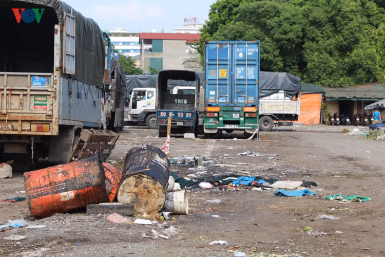 Khu chợ này thường bị phản ánh là bẩn nhưng vẫn tấp nập người mua. Vào giữa năm 2016, khu kinh doanh thịt tại chợ được xác định có vấn đề về an toàn vệ sinh thực phẩm .