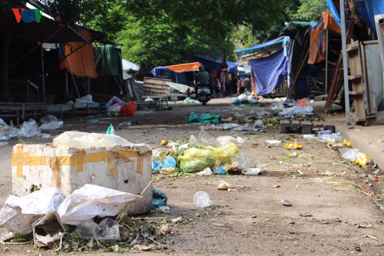 Rác thải rải rác khắp chợ; từ hoa quả, túi nilong, đến thùng xốp, thùng phuy...