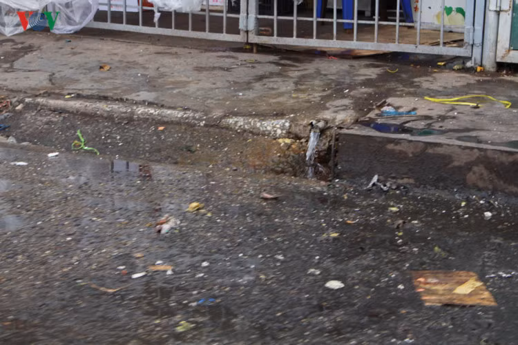 Đầu tháng 8/2017 lực lượng chức năng đã phát hiện cửa hàng bán tôm bơm tạp chất tại khu chợ này.