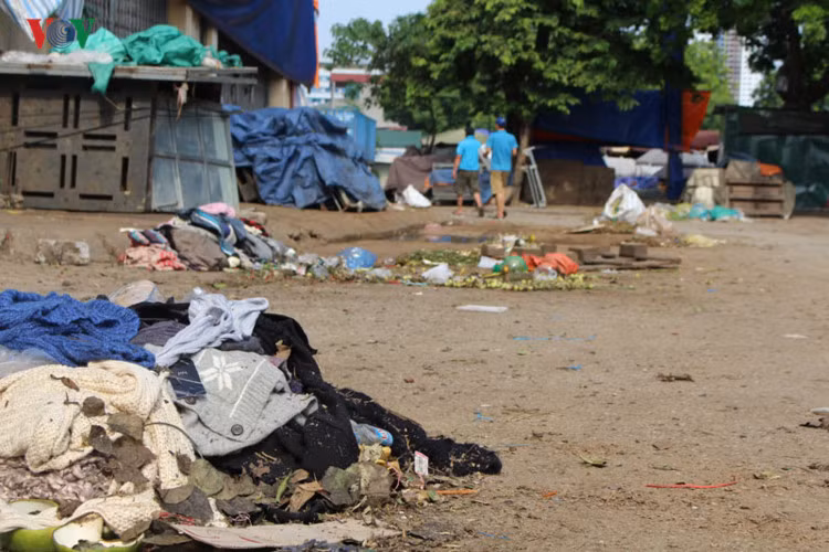 Những đống rác thải lâu ngày tồn tại ngay giữa chợ.