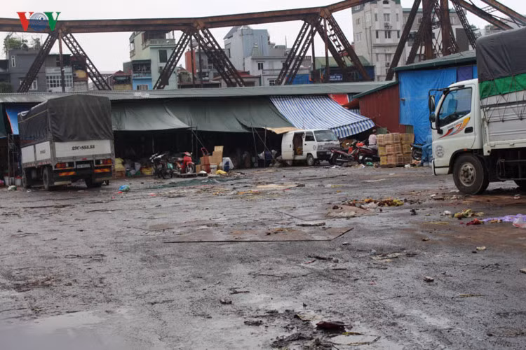 Anh 2 cho dau moi o nhiem nhat Ha Noi truoc gio G