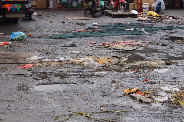 Bên cạnh đó số lượng rác quá lớn khiến việc tồn đọng rác hay xảy ra.